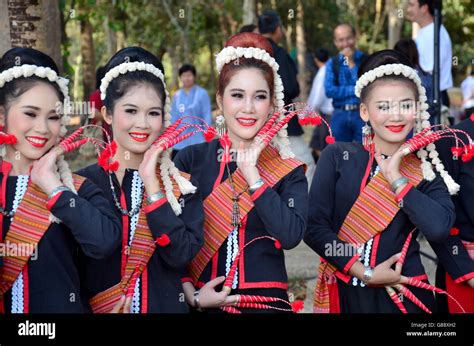 It is distinct enough that Thais and Isan people generally consider it distinct, although Phuan is considered a Lao dialect in Laos. . Phub thai